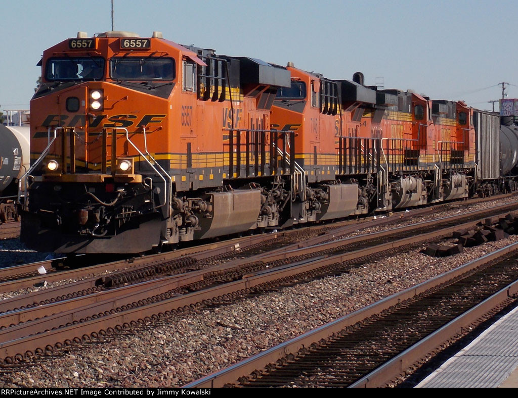 BNSF 6557 ES44C4